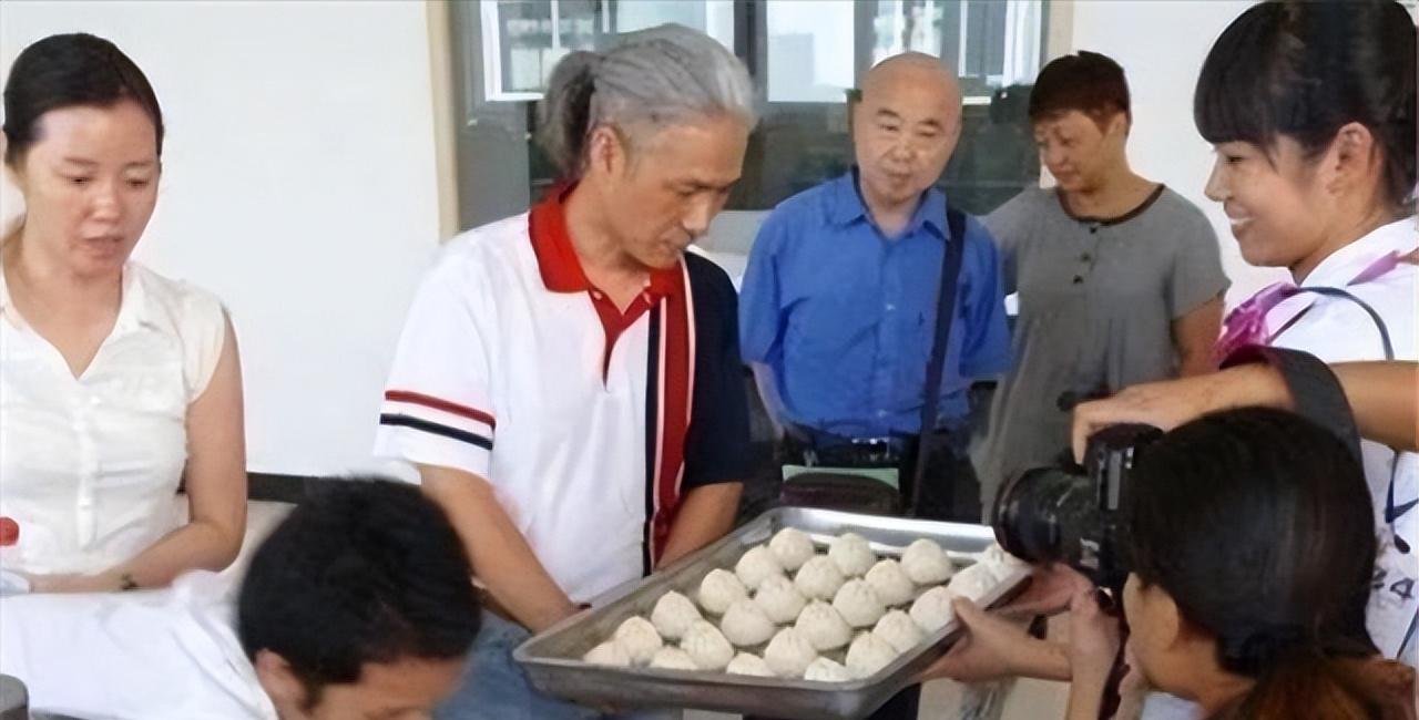 高逸峰:命里带富创业卖包子爆火 高逸峰曾是著名富豪,破产之后一夜