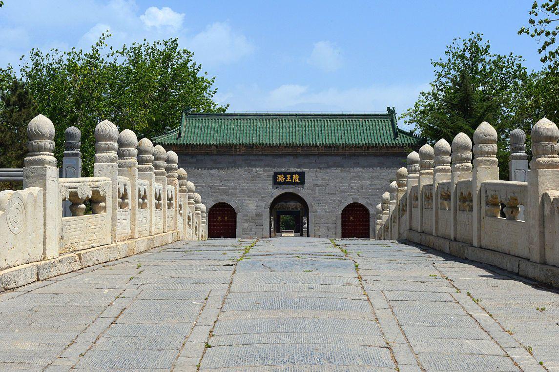 十三陵景区攻略 十三陵景区位于北京北部,是一个融合了历史遗迹与自然