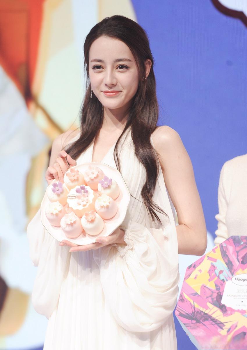 迪丽热巴的代言品牌 迪丽热巴代言的品牌和产品种类繁多,包括腾讯qq