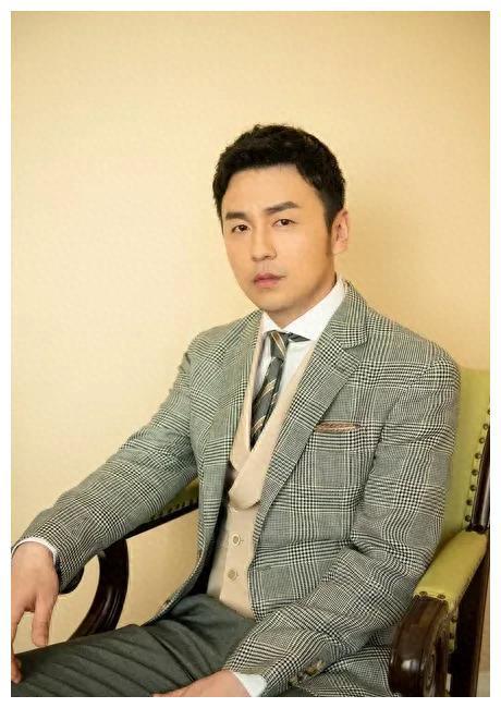 雷佳音:路演时被赠送加特林冲锋枪 雷佳音在一次路演活动中收到了一份