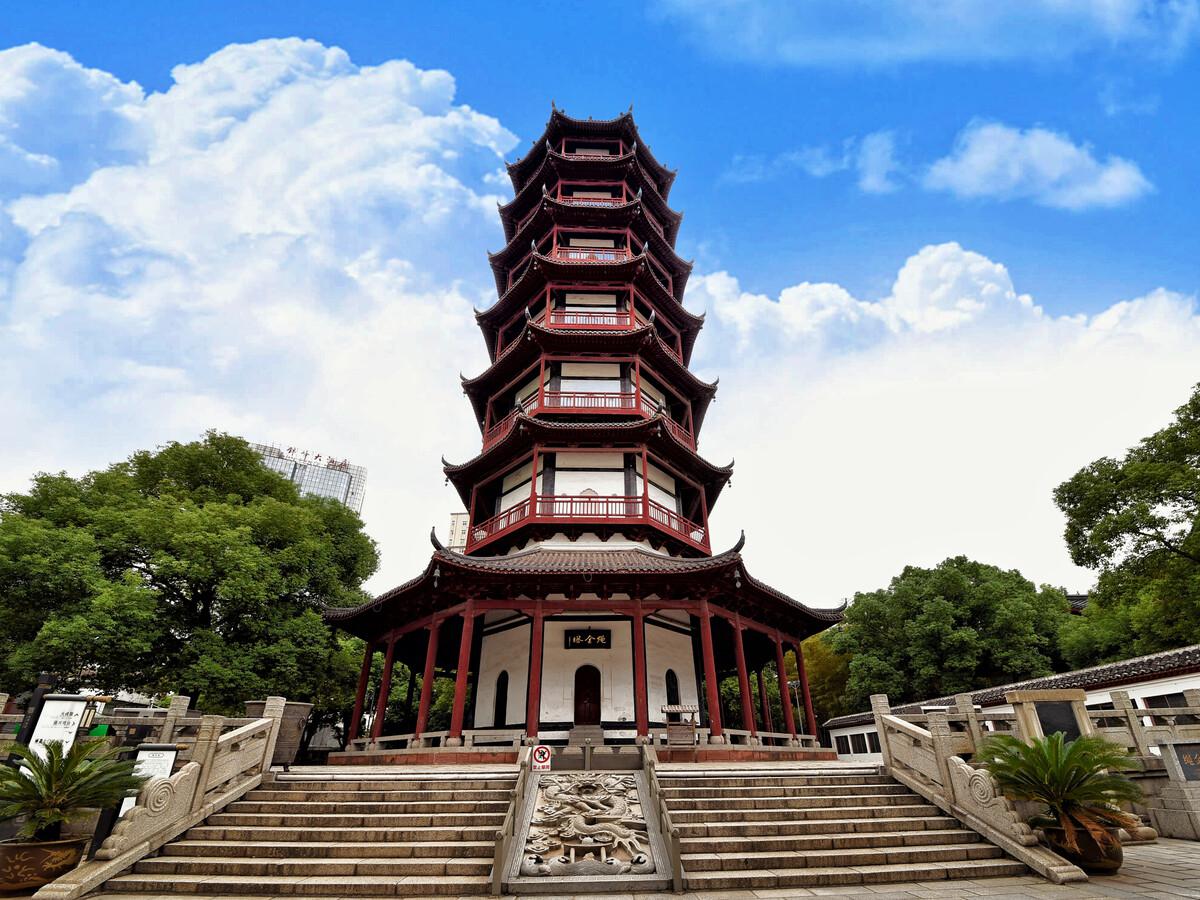 深入探访南昌的旅游景点,了解这里的红色文化,感受其绿色的自然美景