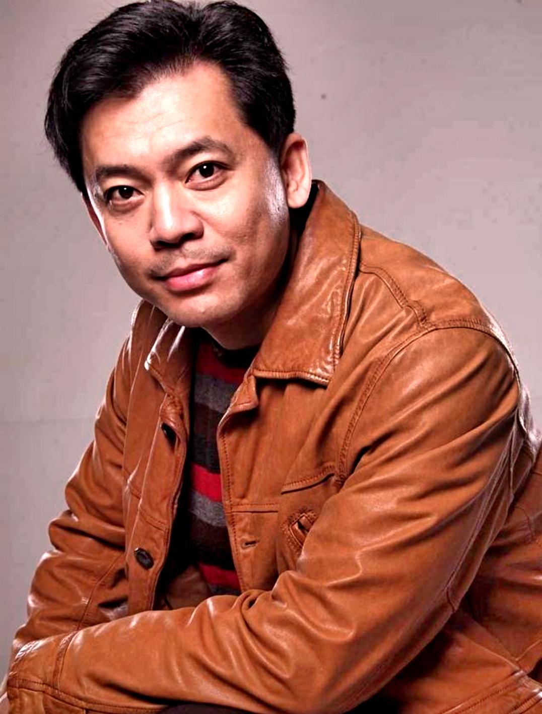 何政军:演技与家庭 何政军,中国一级演员,他的演艺生涯丰富多彩,所