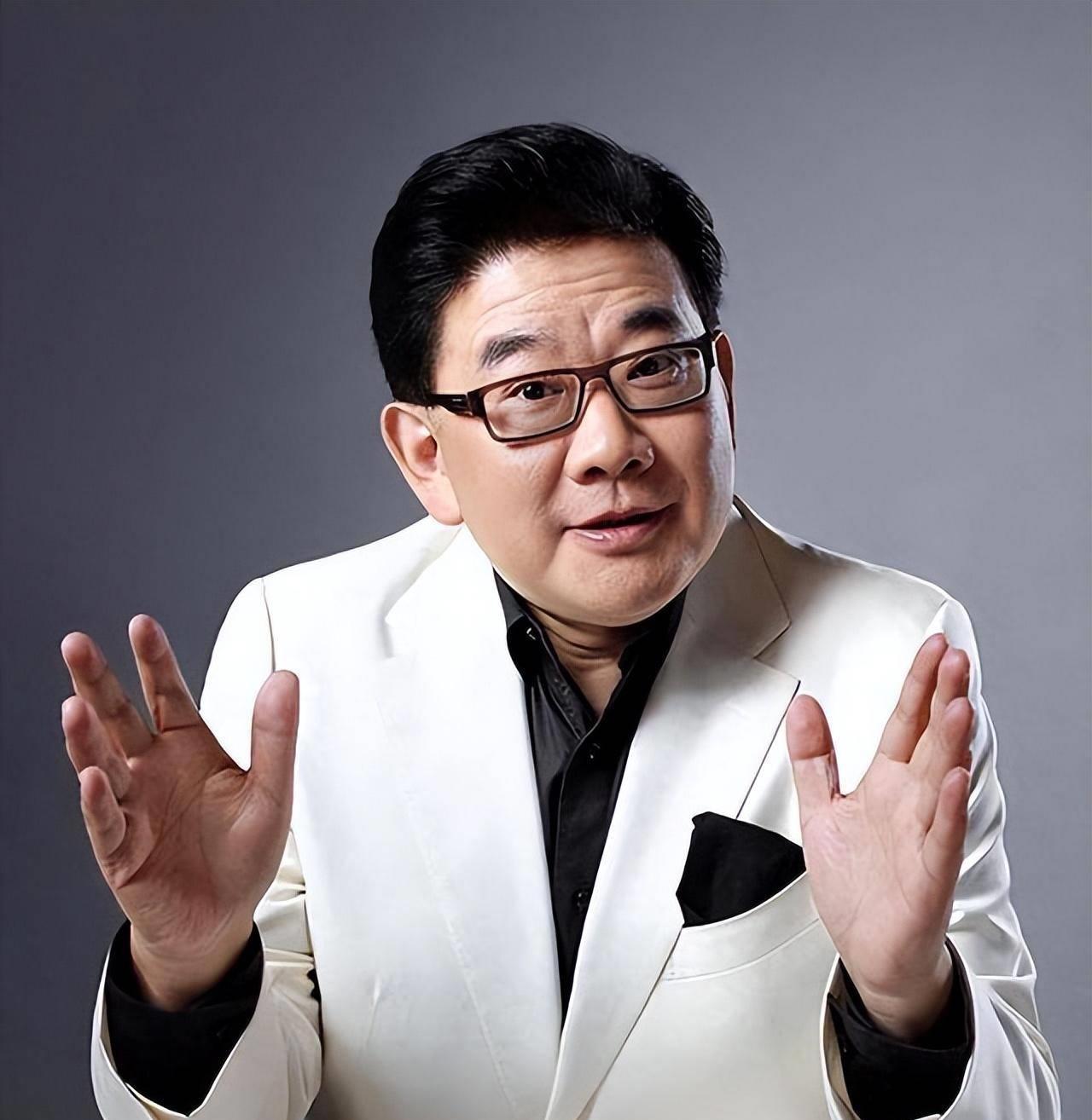 曹可凡:内娱的璀璨星辰与深度思考者 曹可凡,这位被誉为"上海第一主持