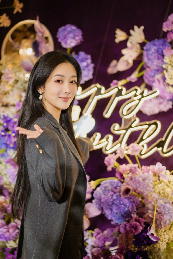 镂空黑裙展现完美身材,甜辣造型惊艳全场 早前,杨紫的私人助理发布了