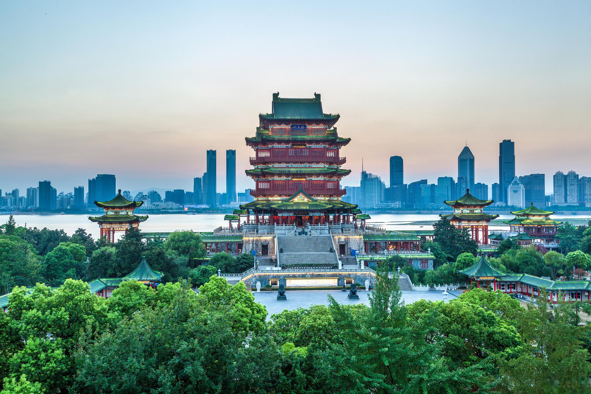 滕王阁旅游攻略 滕王阁,位于江西省南昌市,是中国著名的古建筑之一