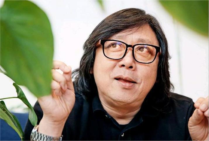 导演是鞠觉亮 今年爆火的仙侠剧《长月烬明》的导演是香港导演鞠觉亮