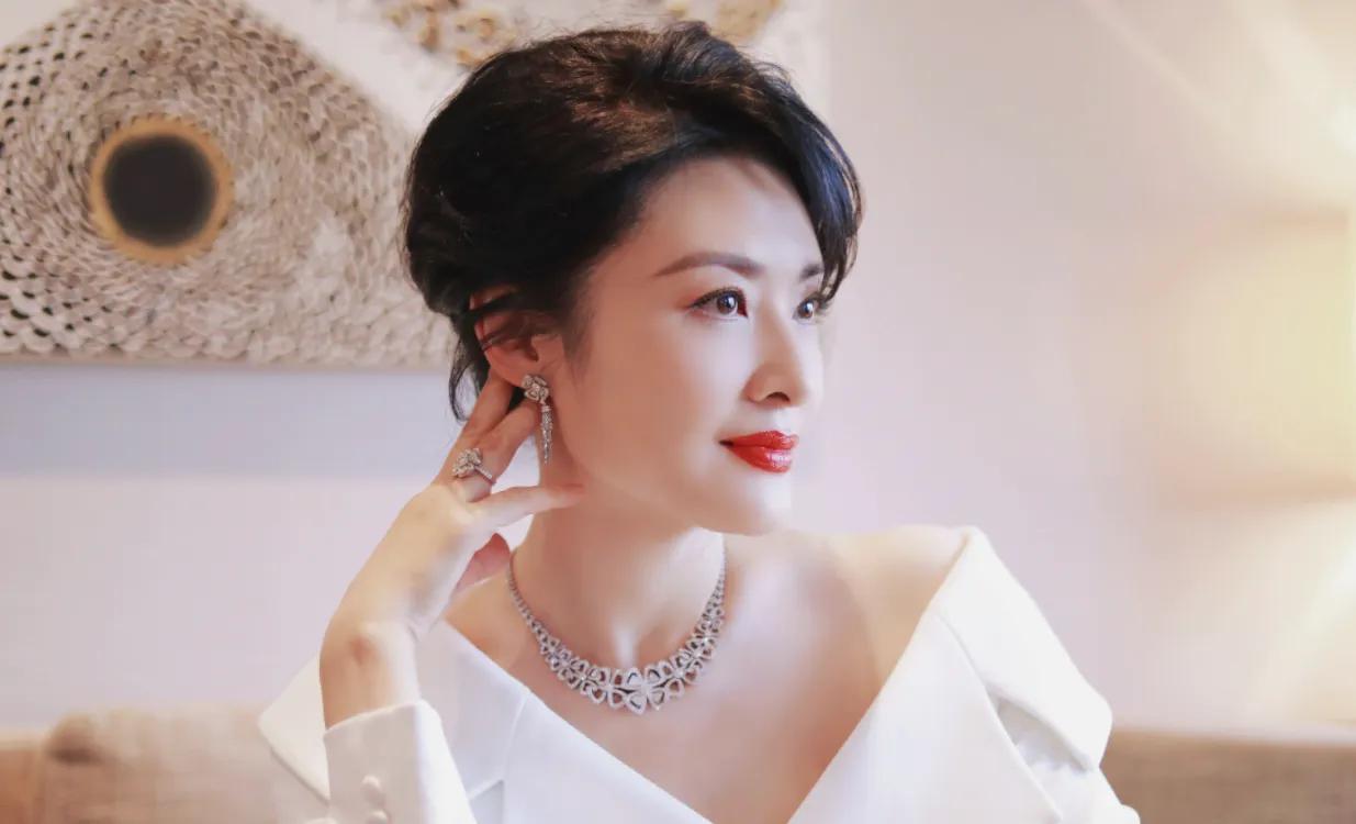 美女主持周涛:从青涩校园到豪门之路 周涛,出生于1968年,出身于书香