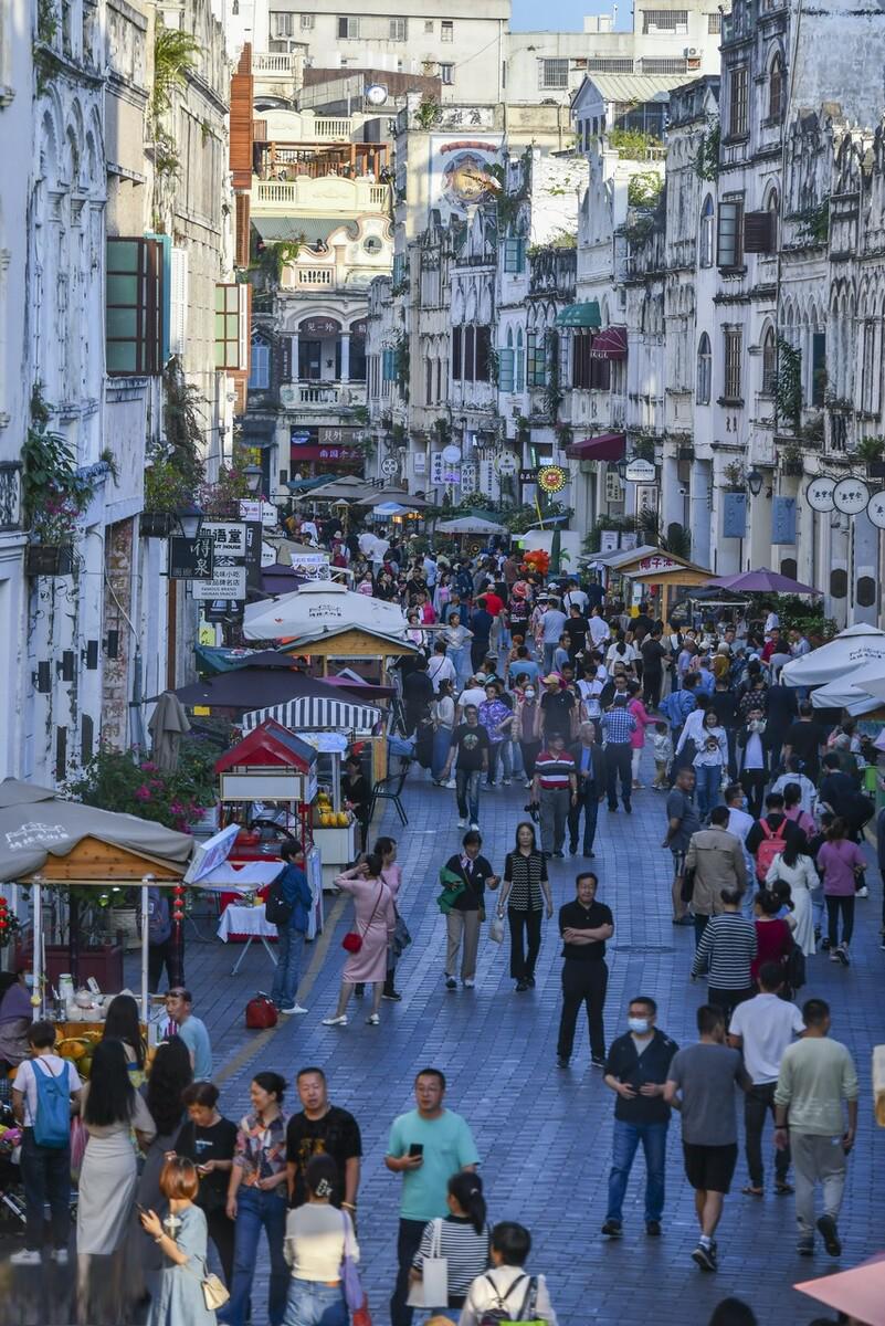 海口骑楼老街,文化美食购物三不误 2023年12月8日,阳光明媚,海南海口