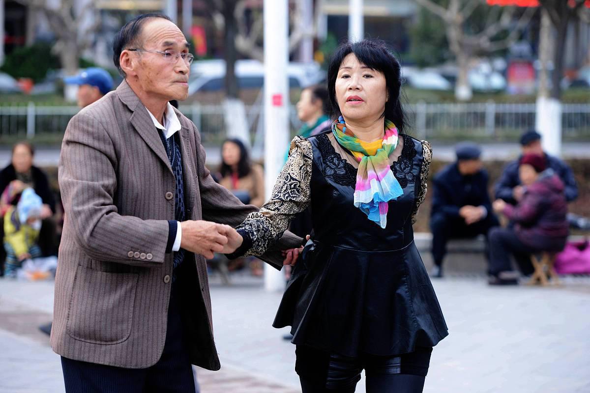 67岁大妈相亲遇良缘,感慨:有伴比有钱更重要 苏大妈在儿子家帮忙照顾