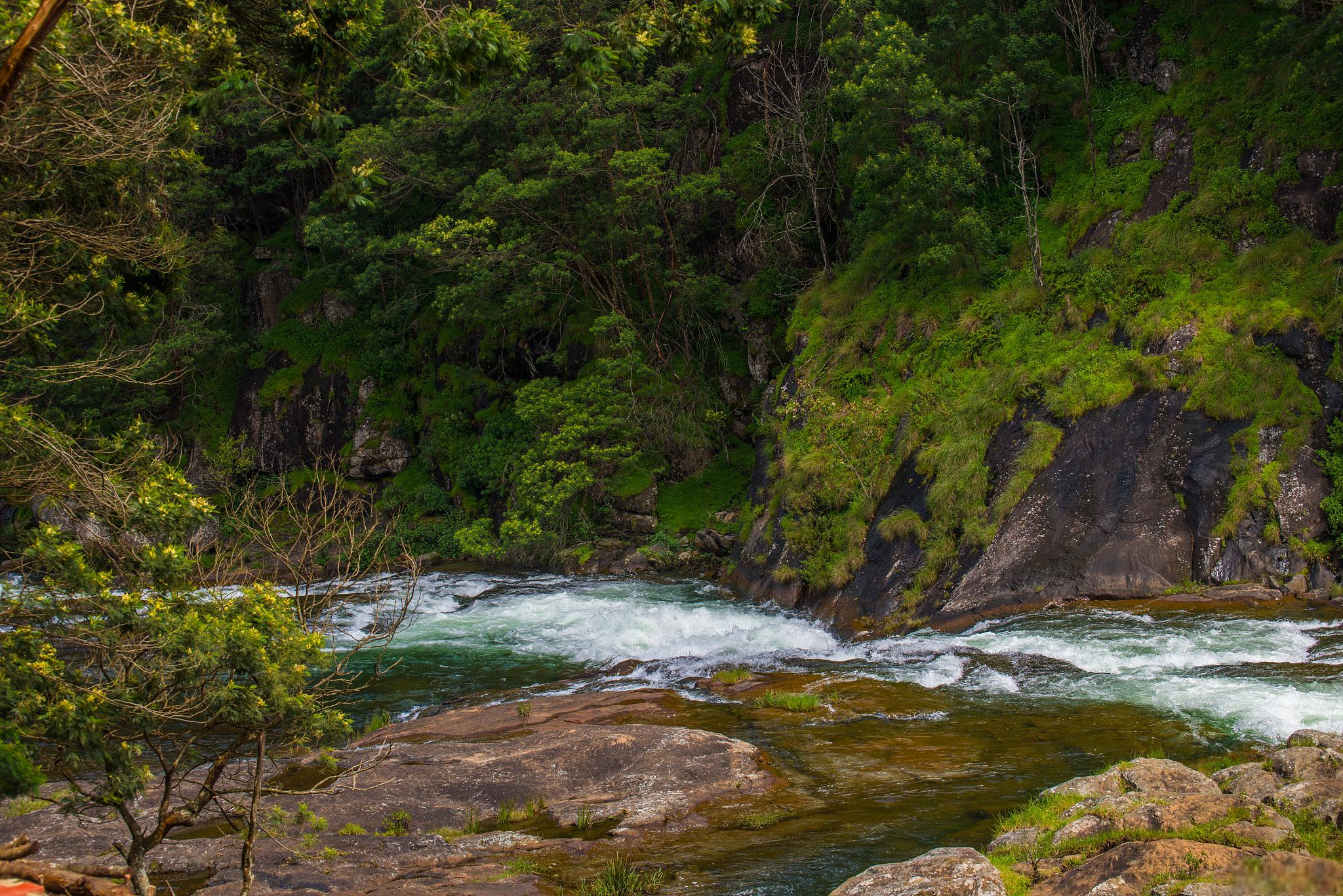 卡龙沟风景区,值得一游 卡龙沟风景区是一个生态旅游景点,它以其独特
