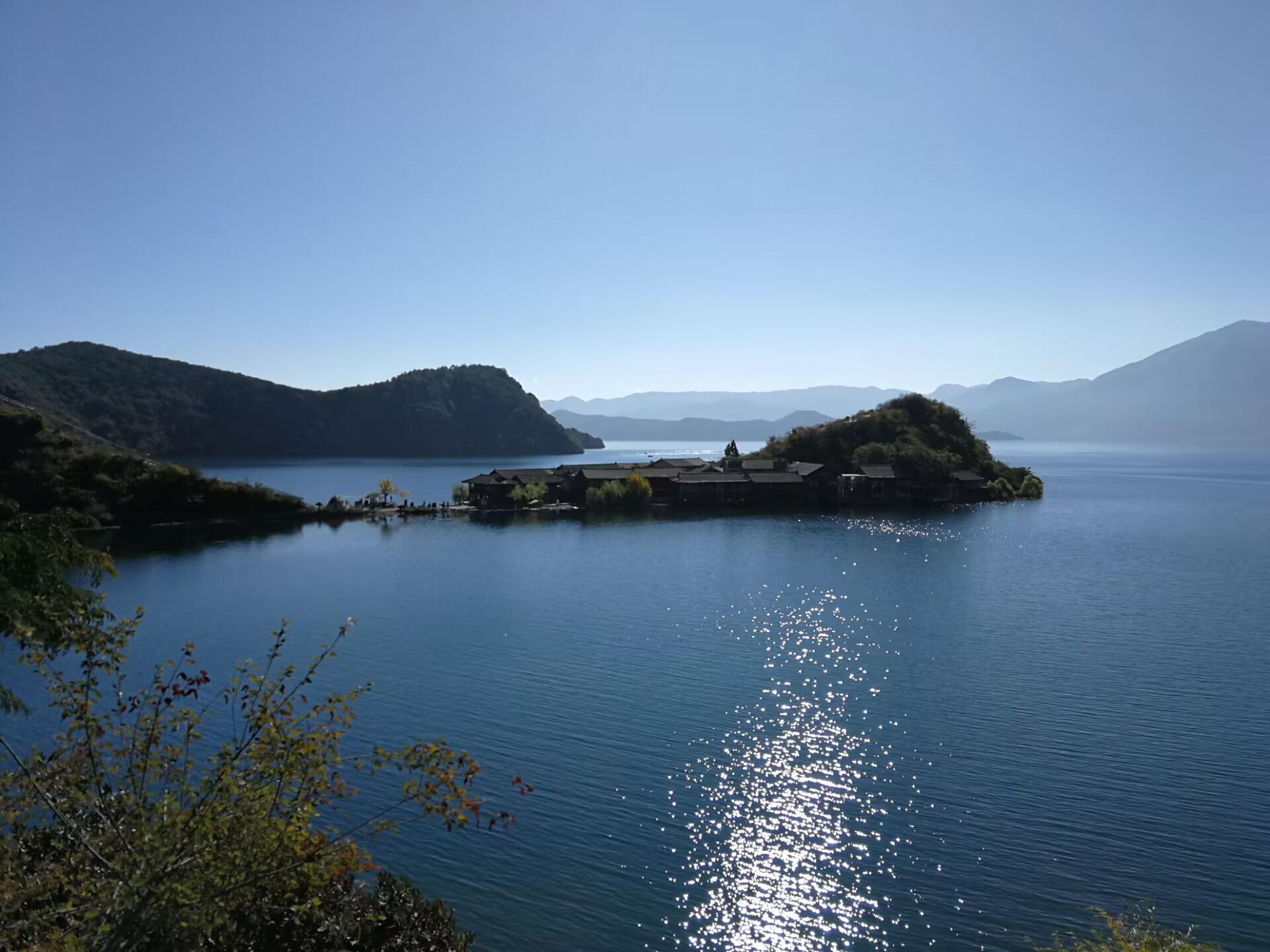 泸沽湖旅游攻略 泸沽湖,位于四川省凉山州盐源县与云南省宁蒗县交界处