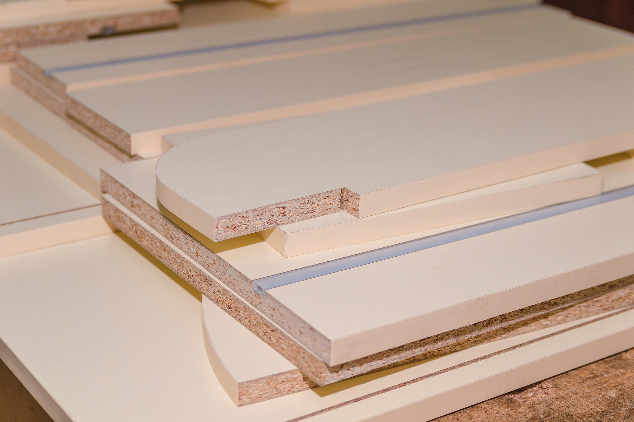 木工板的优点和用途 木工板是一种广泛用于建筑和装修行业的板材,主要