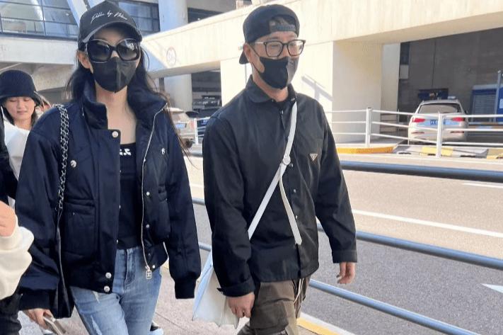 潘玮柏夫妇婚礼后首度现身,疲惫神态引发网友质疑 12月1日,潘玮柏与