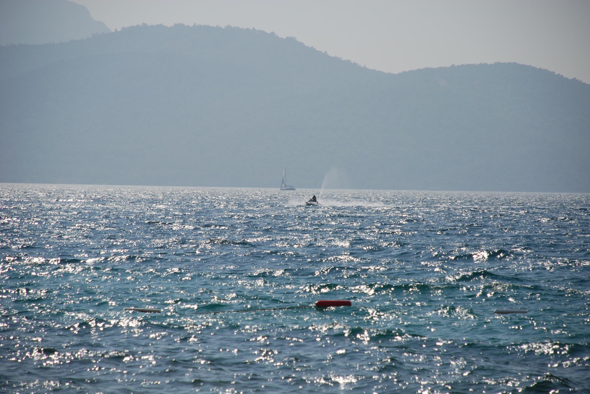 程海:云南独特的内陆湖泊 程海,位于云南省永胜县,是一个独特而美丽的