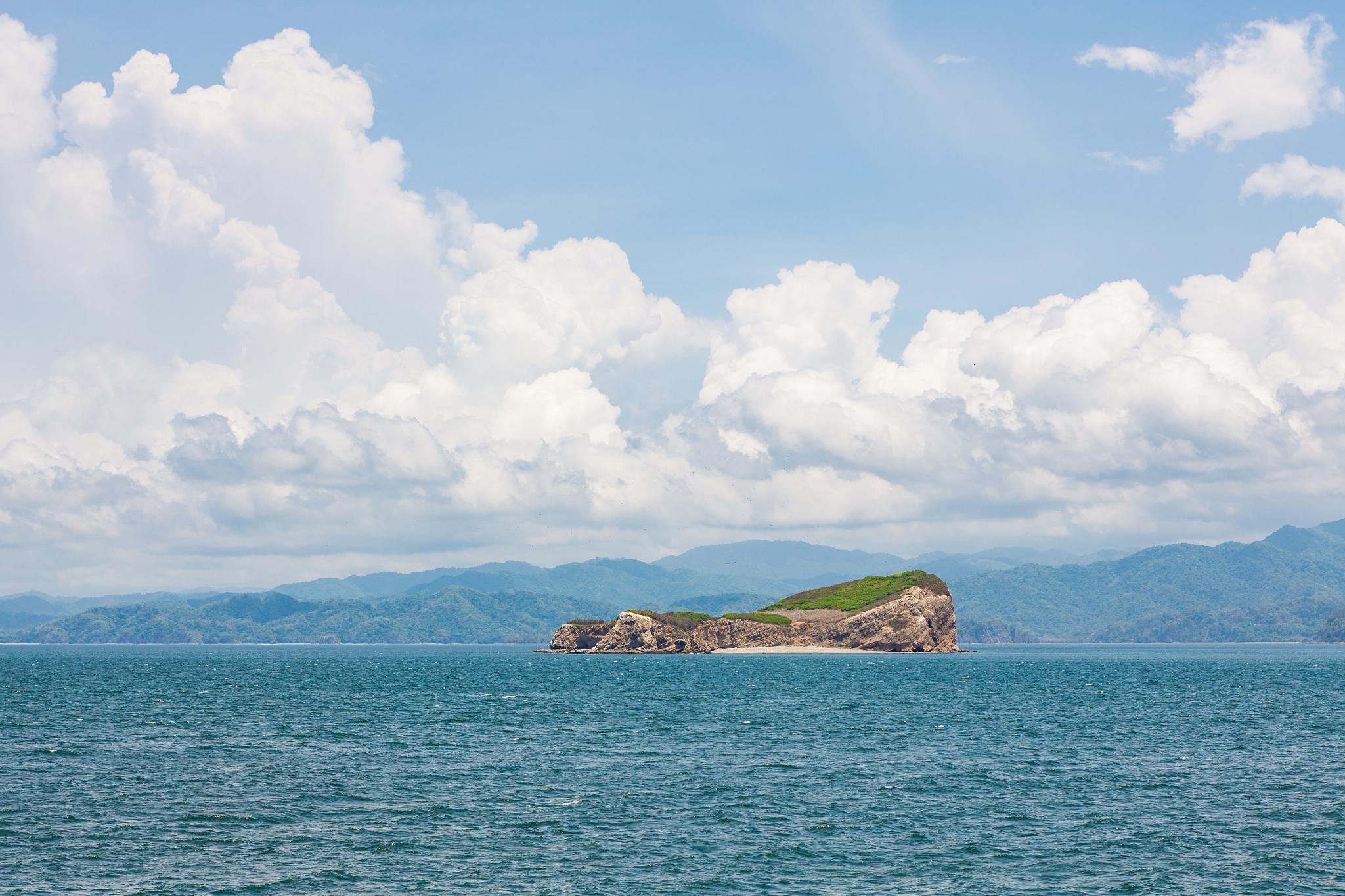 程海:云南独特的内陆湖泊 程海,位于云南省永胜县,是一个独特而美丽的