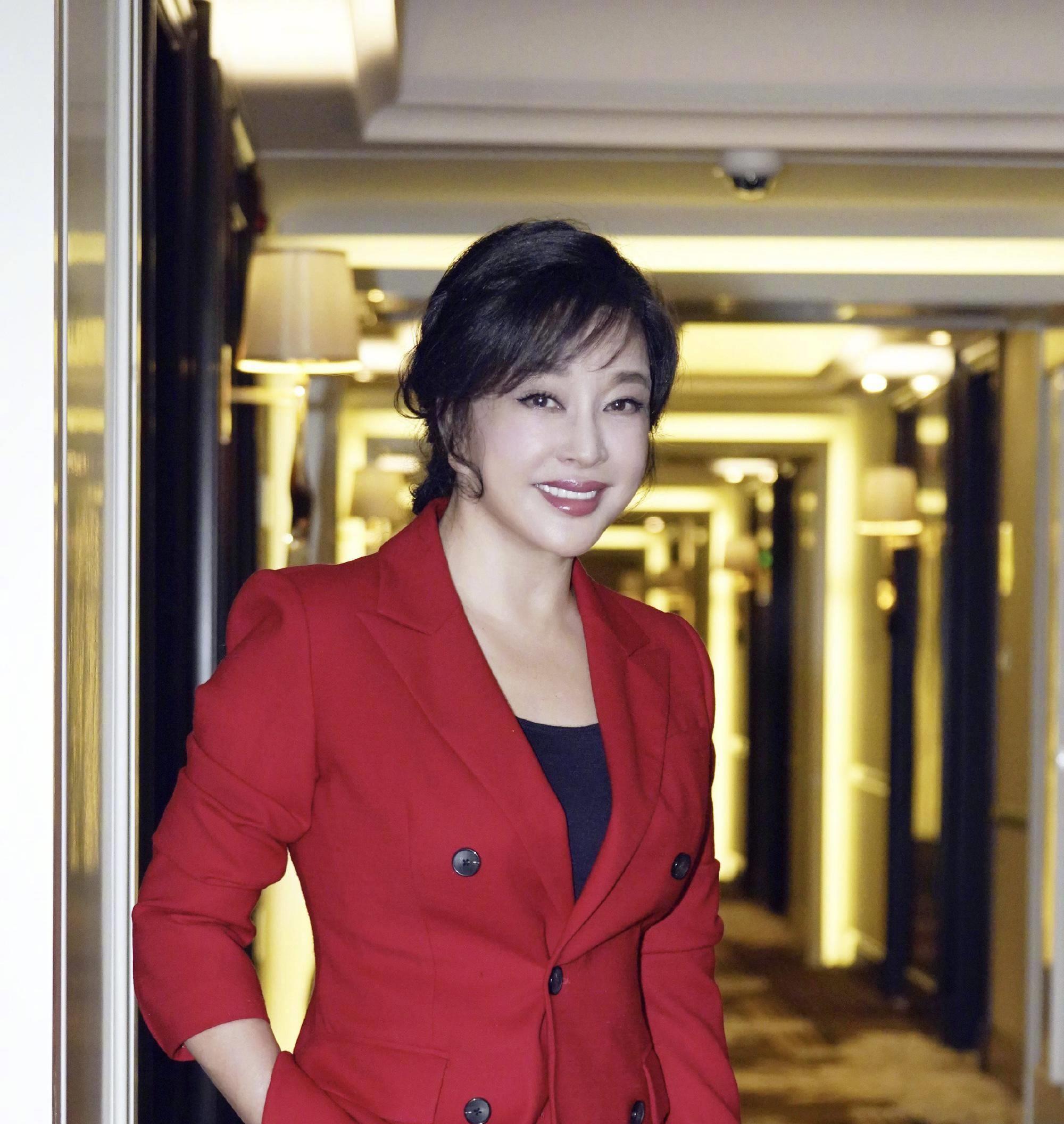 刘晓庆:71岁舞台魅力依旧,活出真我风采 刘晓庆,这位71岁的中国著名女
