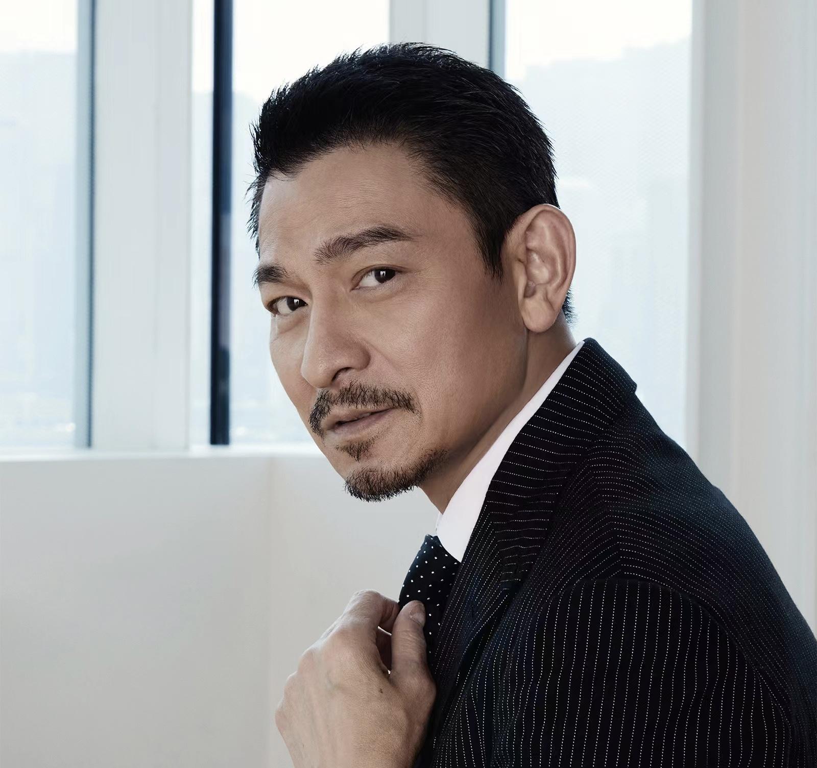 刘德华一家三口送别亡父 刘德华父亲刘礼因患病离世,享年97岁,刘德华