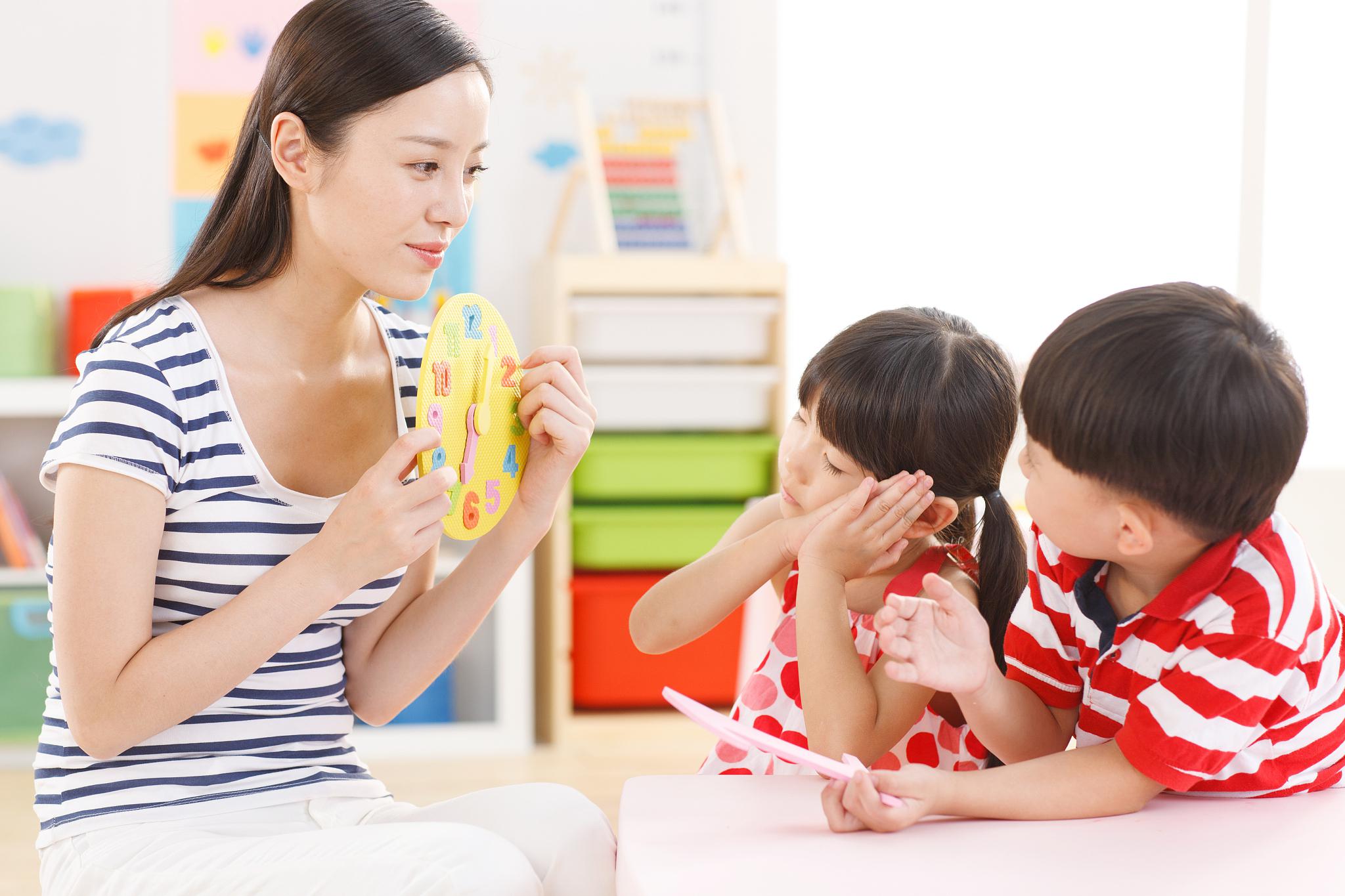 做事笨手笨脚的女孩子图片