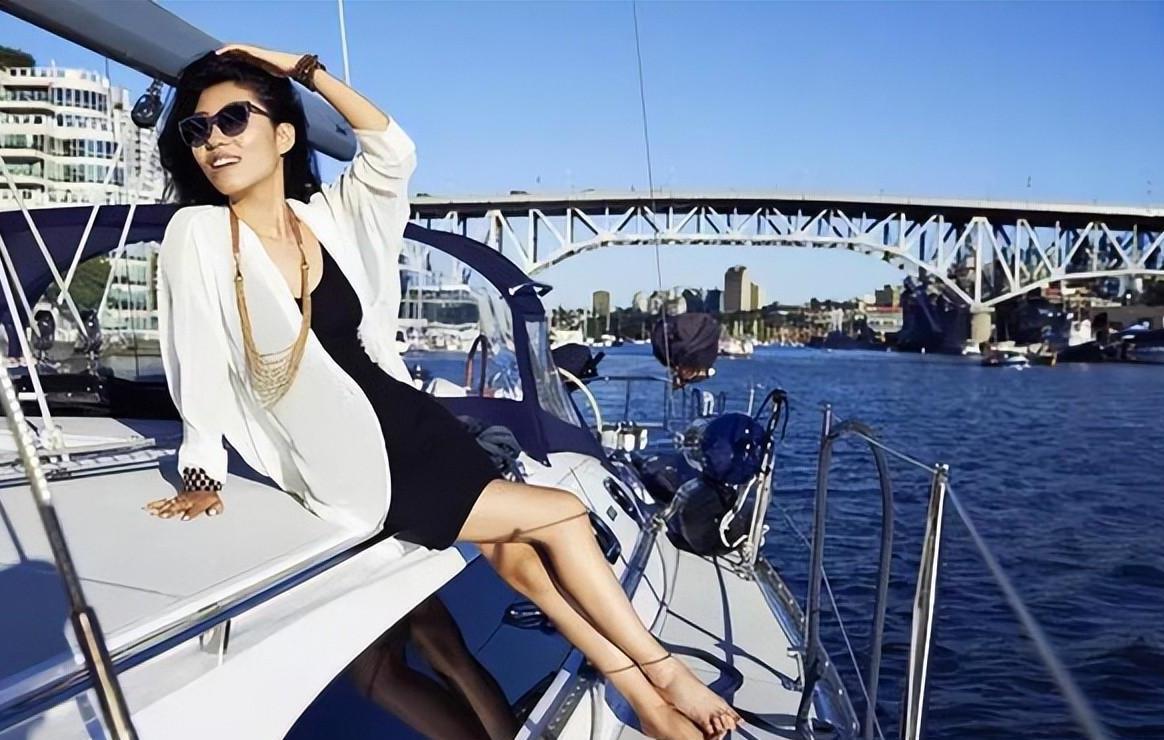 曲婉婷,一个曾经红极一时的歌手,近期再次成为了舆论的焦点.