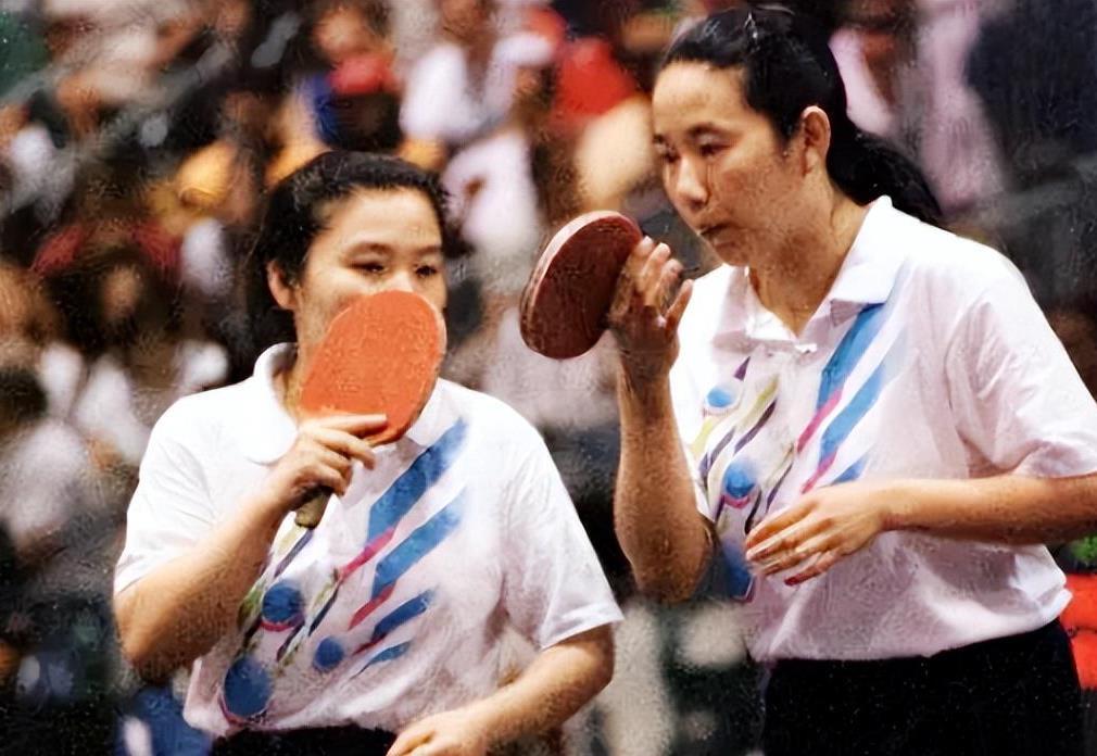 作为国乒队的一员,她曾经在国际赛场上与邓亚萍并肩作战,尽管个人成绩