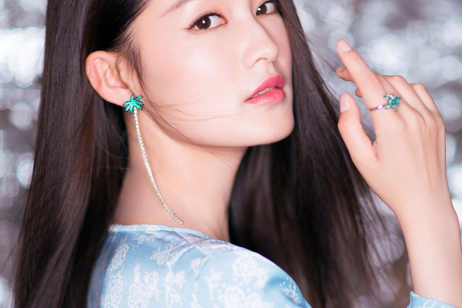 演技与魅力并存 中国女星李沁凭借出色的演技和清新的形象在娱乐圈