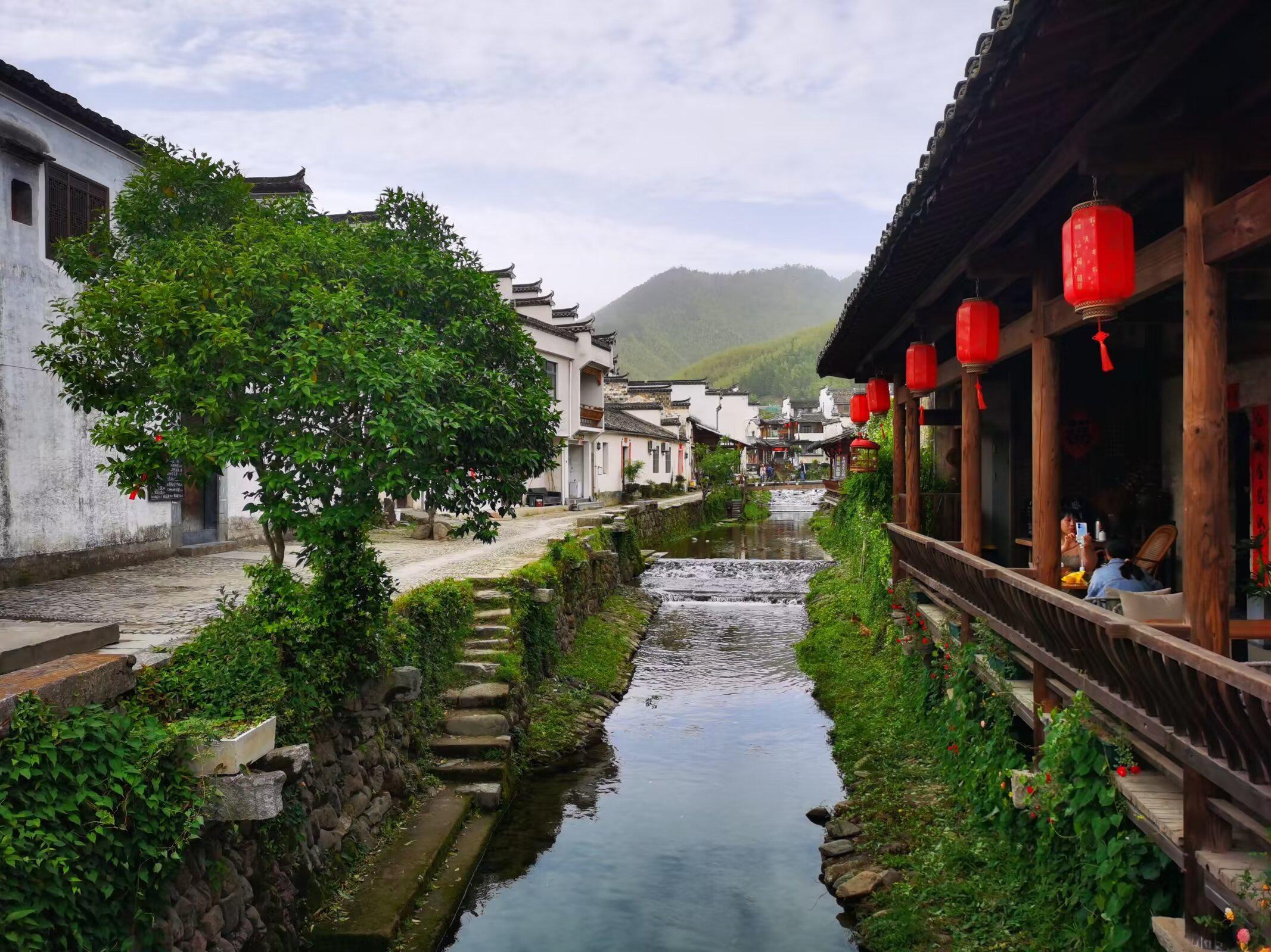 卢村景区介绍 在黄山脚下,距离宏村约一公里的地方,藏匿着一个名为卢