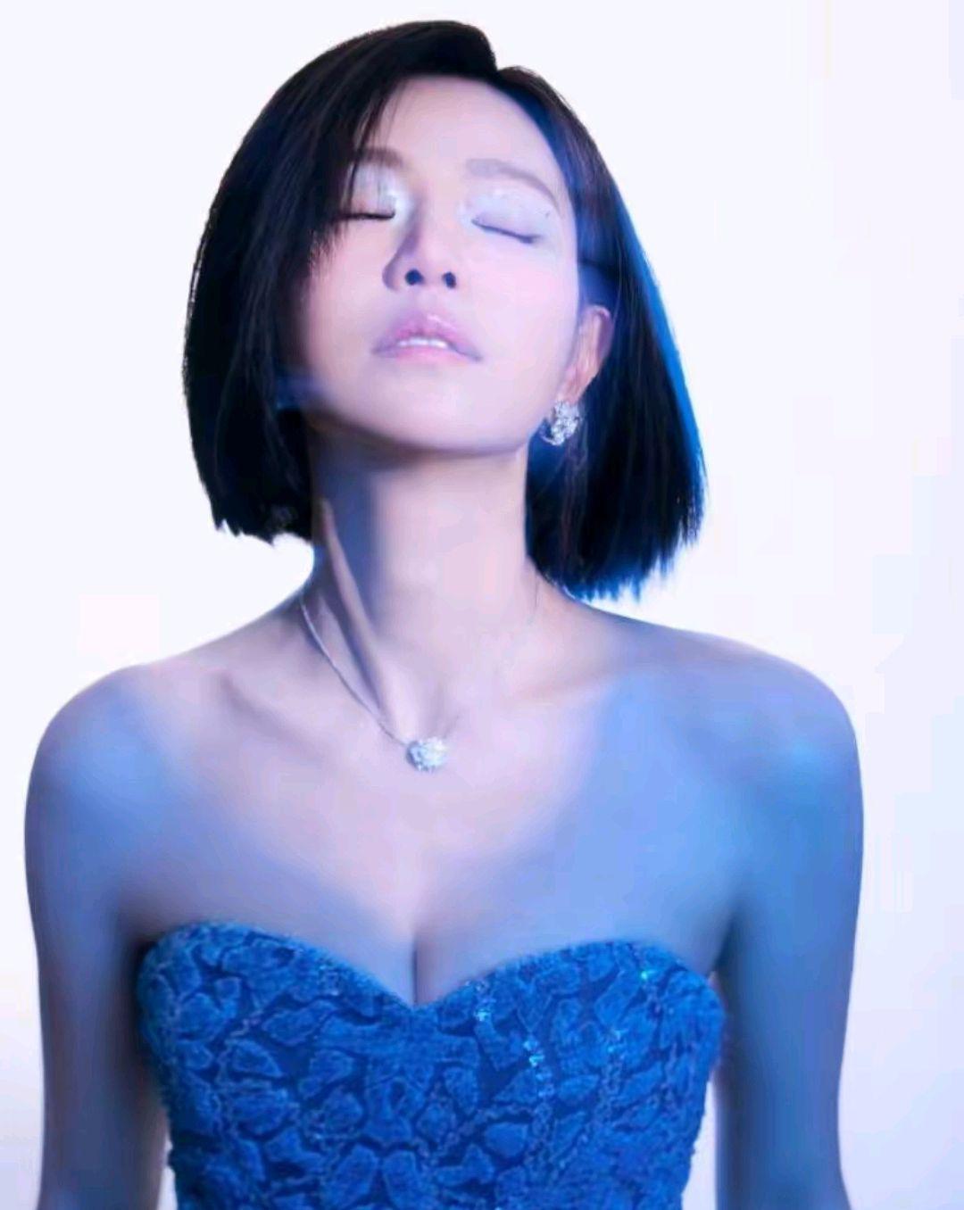 陈妍希短发造型亮相 陈妍希身穿蓝色刺绣花海裙搭配齐耳短发造型亮相