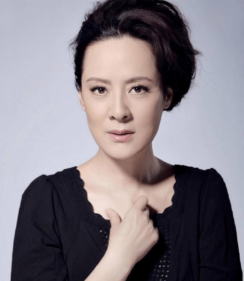 从《大宅门》到现实生活的深情演绎 在经典剧《大宅门》中,李萍和张谦