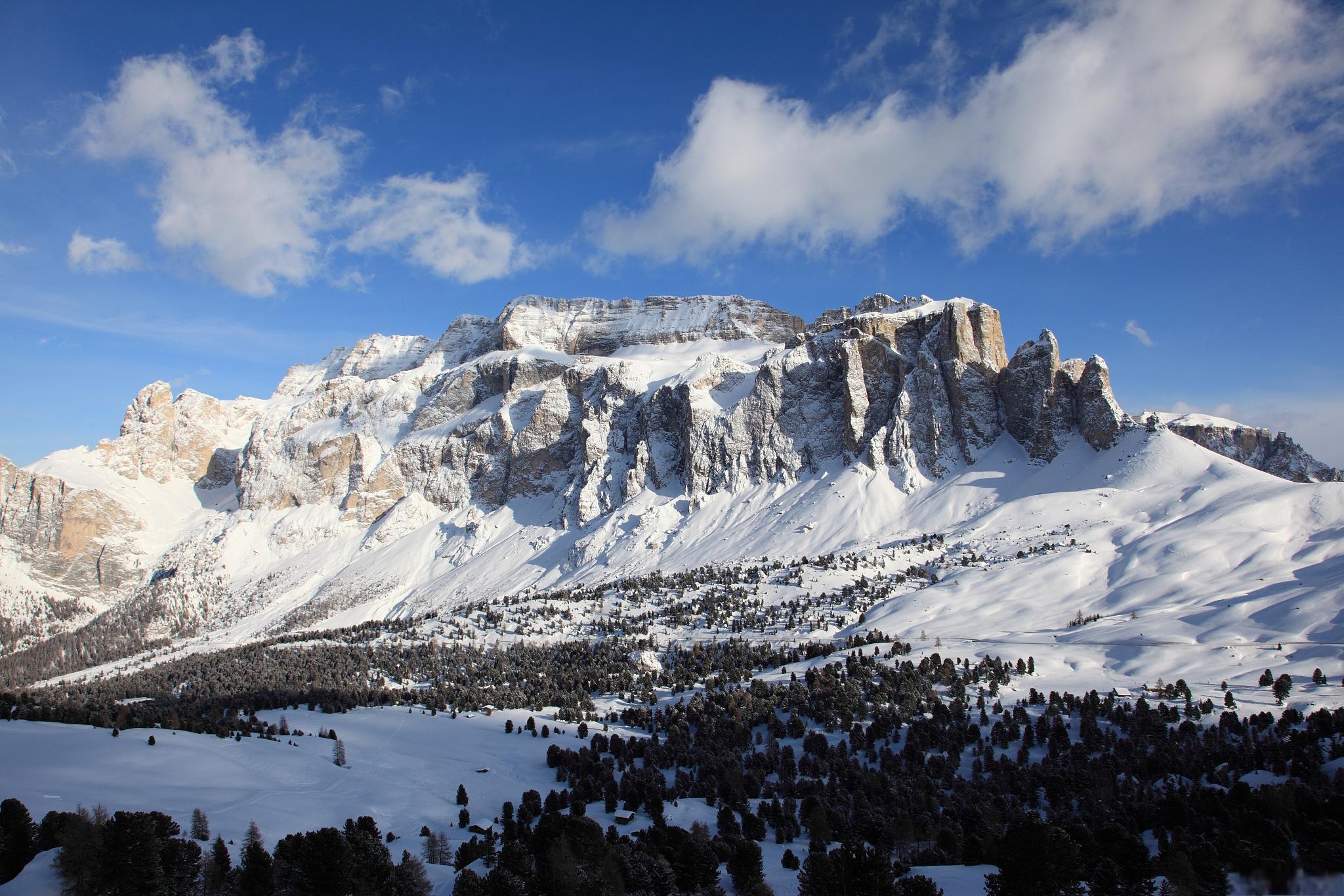 云南的瑰宝 哈巴雪山,位于中国云南省,以其险峻的地形和美丽的风景而