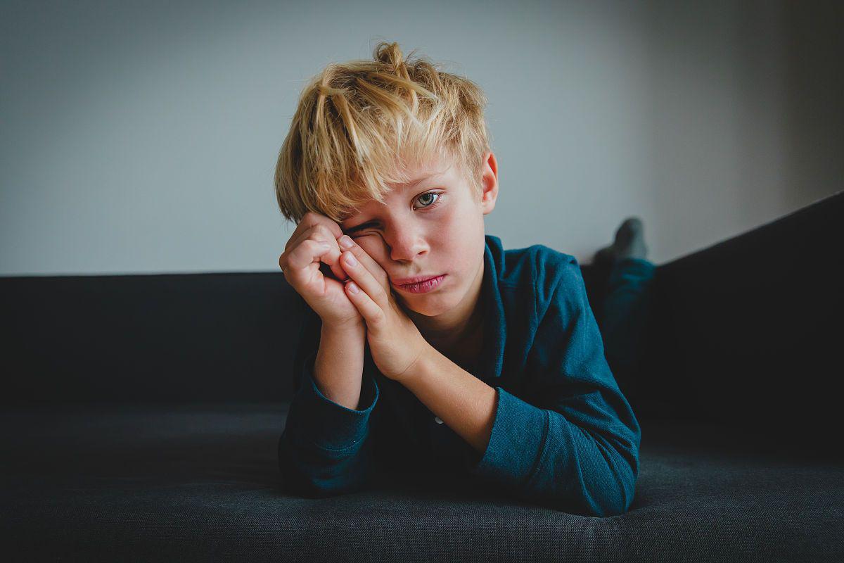 有这4种迹象,说明你正在养育一个自卑的孩子 每个家