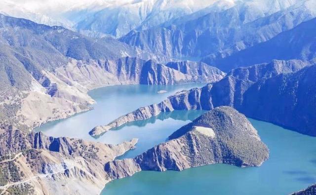 四川天龙湖旅游胜地 位于四川省甘孜州雅江县的天龙湖,是一处天然