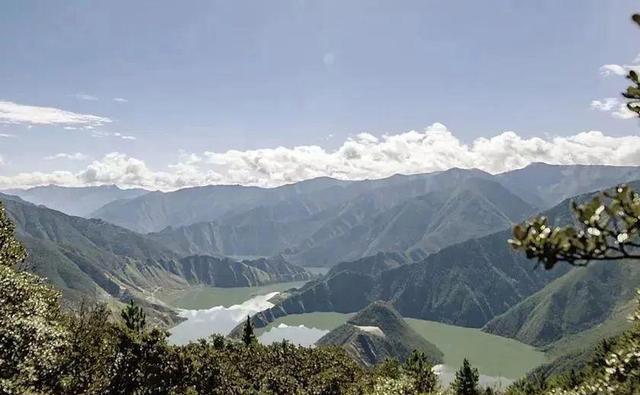 四川天龙湖旅游胜地 位于四川省甘孜州雅江县的天龙湖,是一处天然