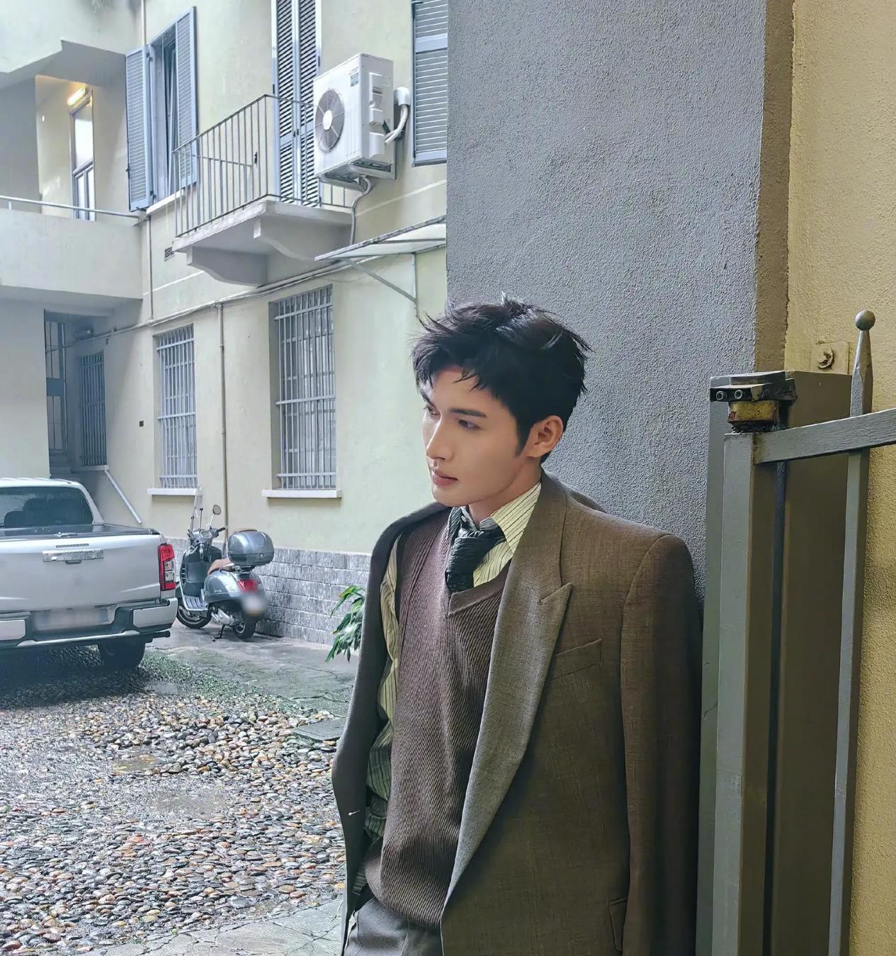 娱乐圈中的微笑力量:从陈伟霆到张艺兴,微笑背后的商业与情感 张彬彬