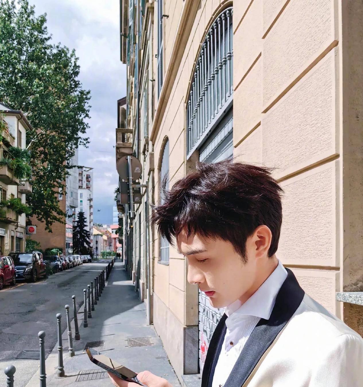 娱乐圈中的微笑力量:从陈伟霆到张艺兴,微笑背后的商业与情感 张彬彬