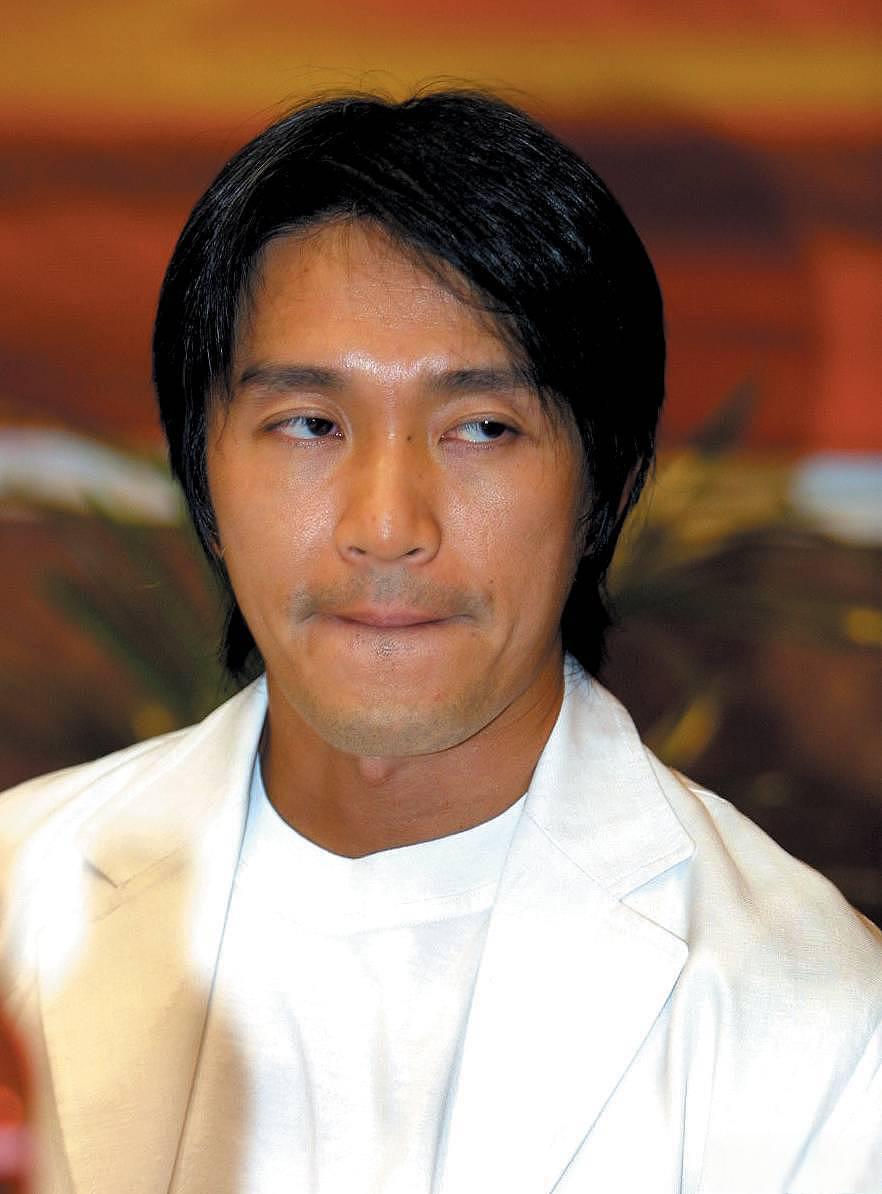 周星驰:向家活出尊严 周星驰的故事充满坎坷和波折,但他坚守自己的