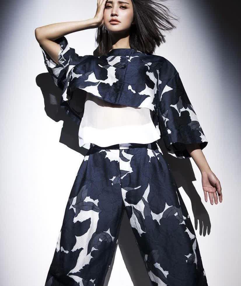 张歆艺橘黄皮裙展现霸气利落,穿搭解析大揭秘 张歆艺减肥成功后,一身