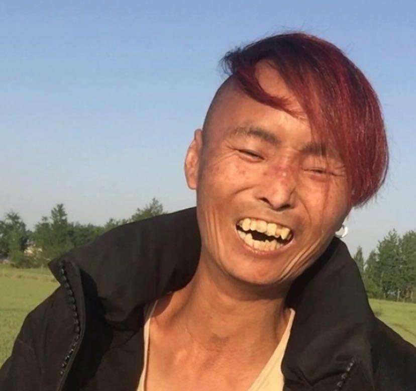 网红哀悼与爱情的痛:36岁"红毛哥"离世 知名网红"红毛哥"因病去世,留