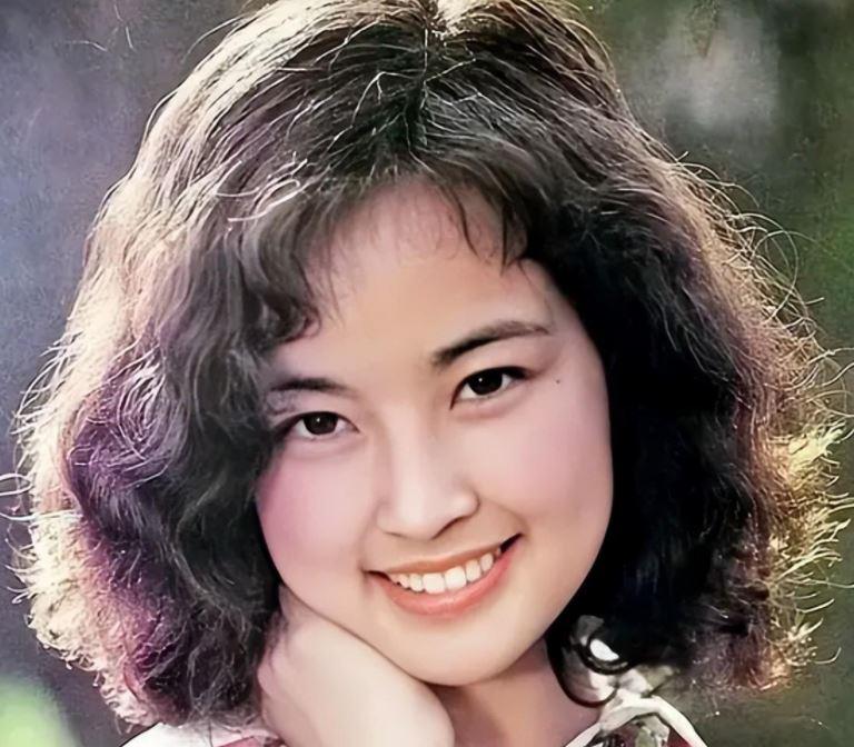 备受尊敬的女演员刘晓庆最近分享了一组引人瞩目的日常照片,让许多