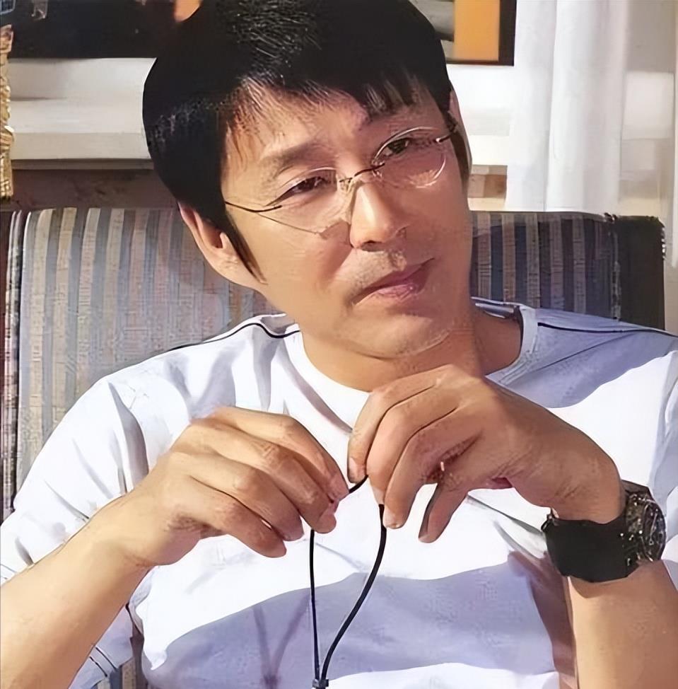 陈道明:演艺圈的清流,家庭的守护者 陈道明,这个名字在演艺圈中如雷贯