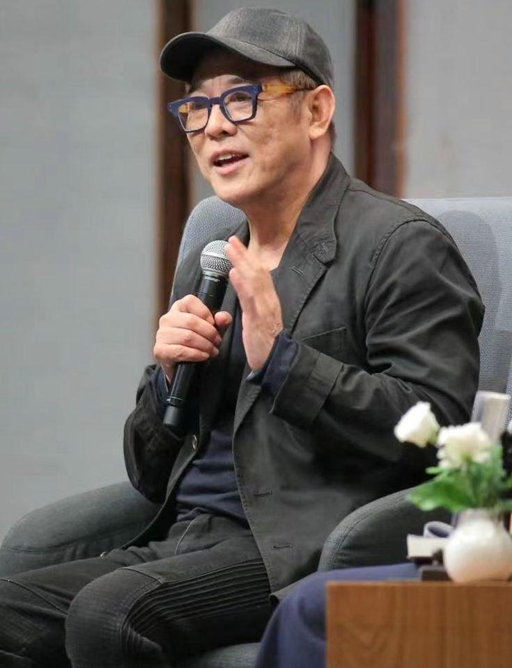 岁月留下的不仅是皱纹,更是坚韧与执着 近期,一组李连杰的近照在网络