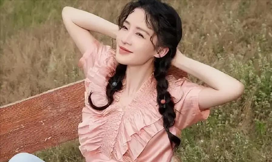 李沁:从昆曲到娱乐圈 李沁,昆曲中的天才,被誉为"杜丽娘",经过九年的"