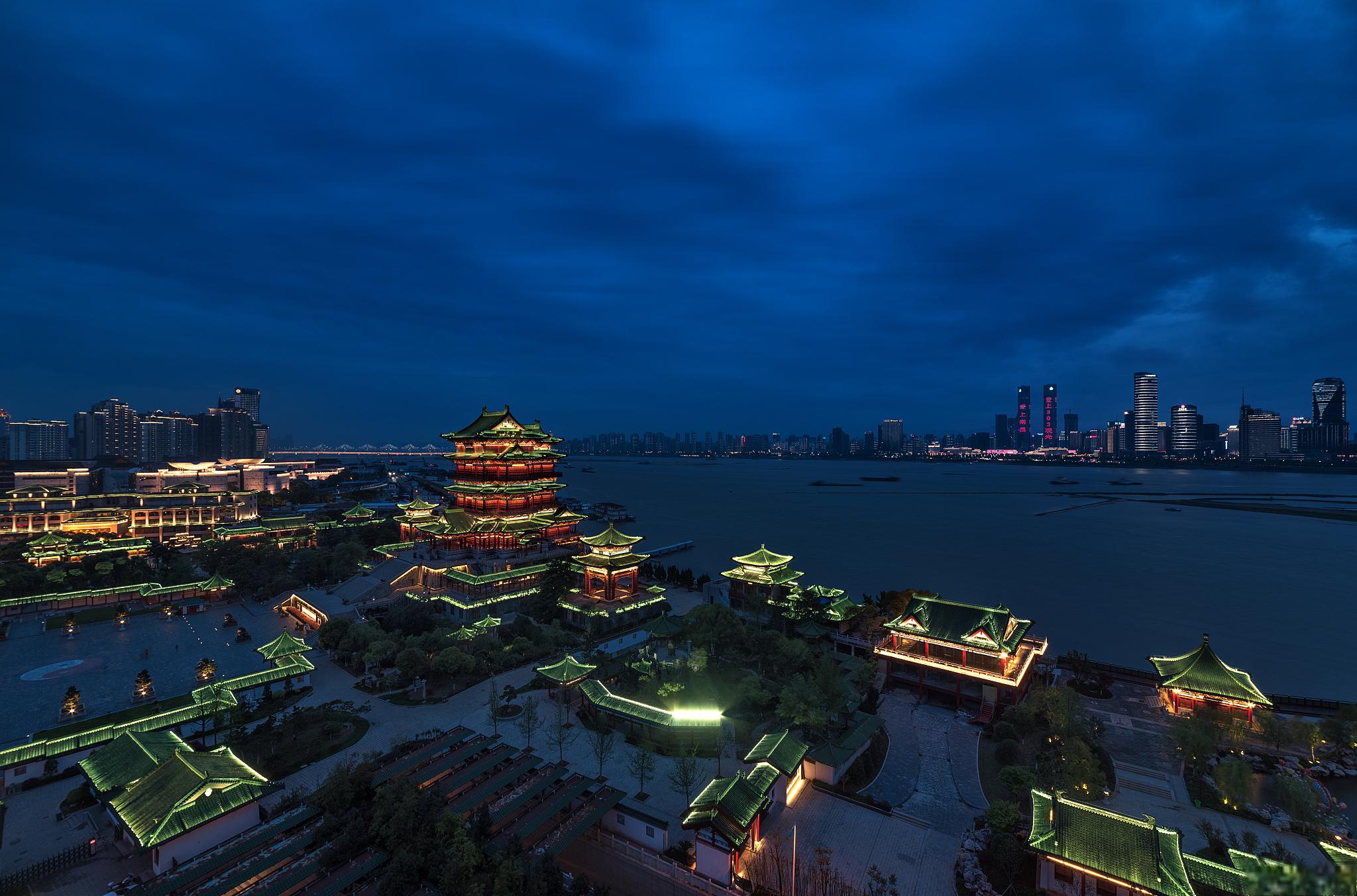 南昌梅岭观景台夜景图片