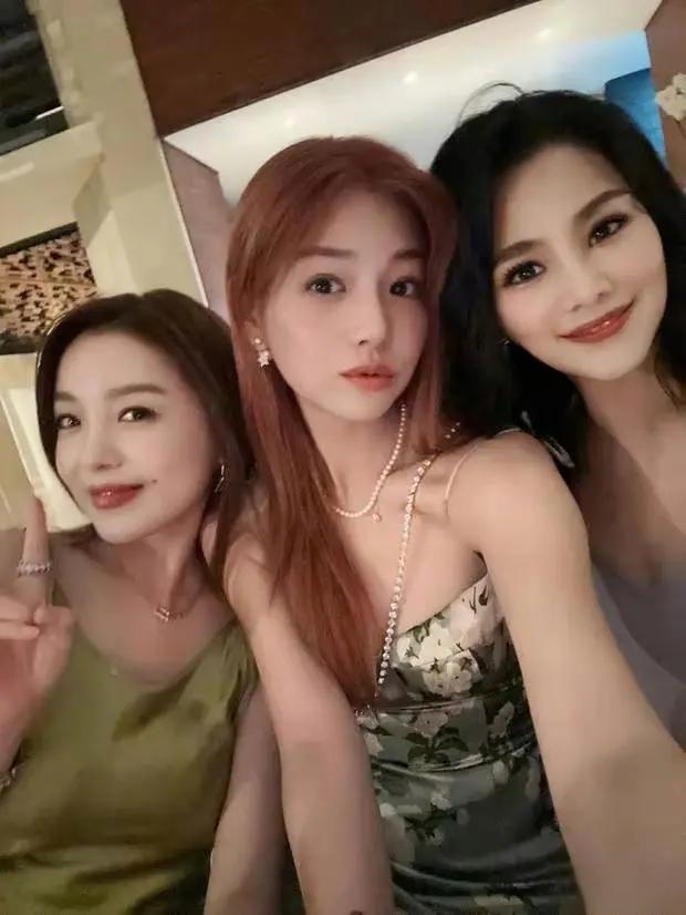 陈妍希晒好友潘玮柏婚礼照 陈妍希在潘玮柏的婚礼上穿着一条青色的