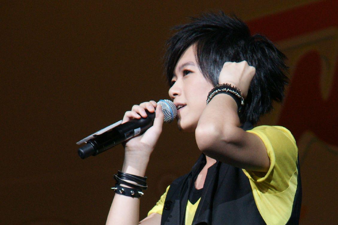 张芸京机场穿搭:简约风格彰显时尚魅力 前些日子,歌手张芸京的机场