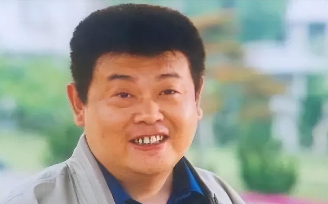 傅彪的人生起伏与葛优的承诺:18年后的回望 傅彪,一个对表演充满热爱