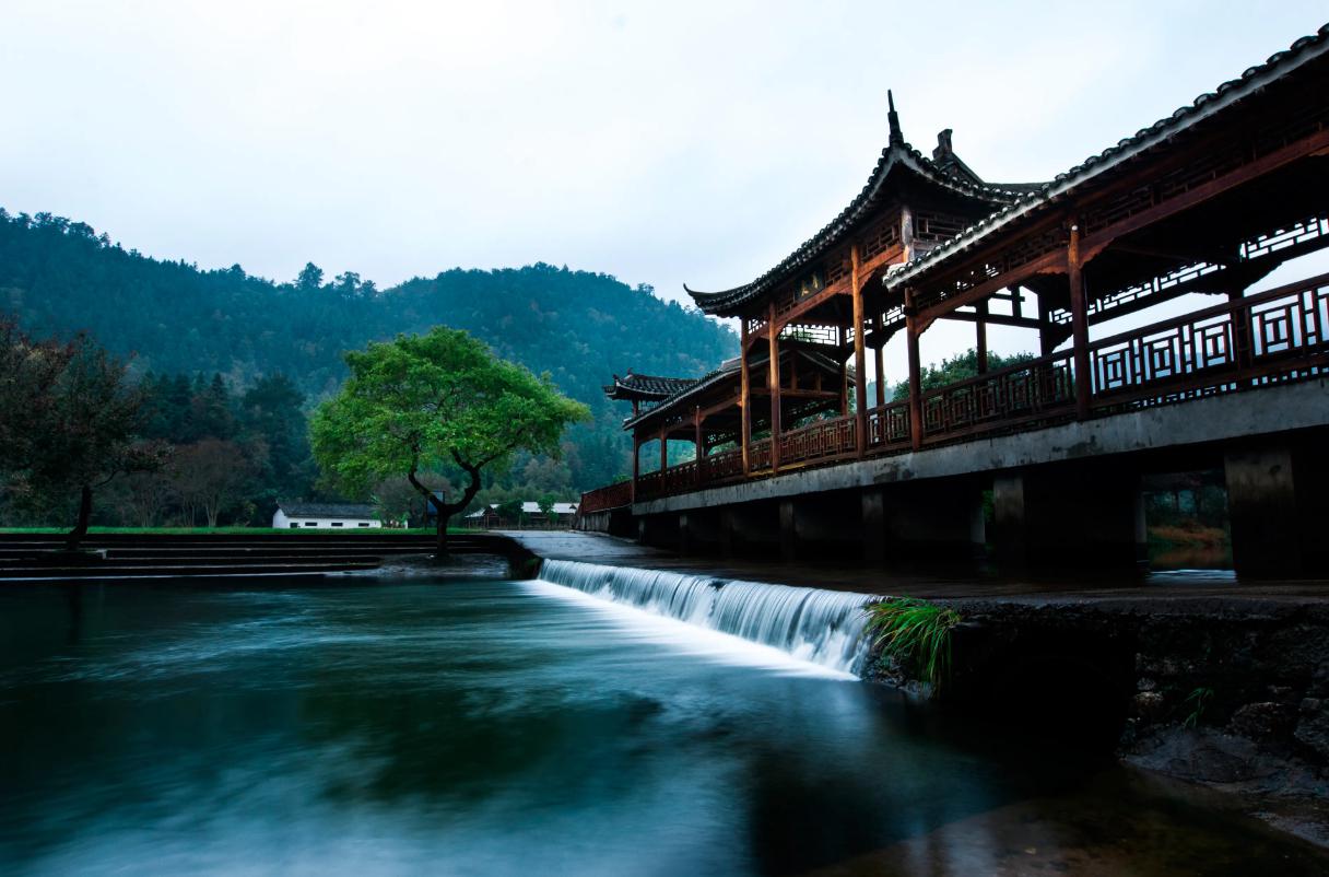 在江西的西北部,长江边上,鄱阳湖畔,有一个地偏名弱的小县城——永修