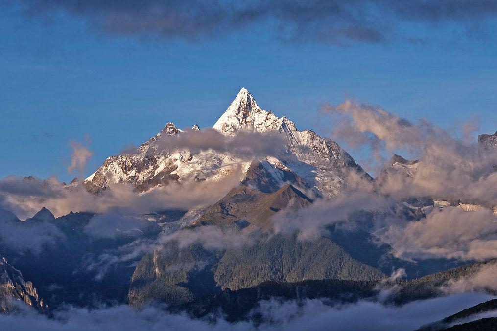 贡嘎雪山——大自然的壮美景色 在四川省背后,隐藏着一座令人心驰神往