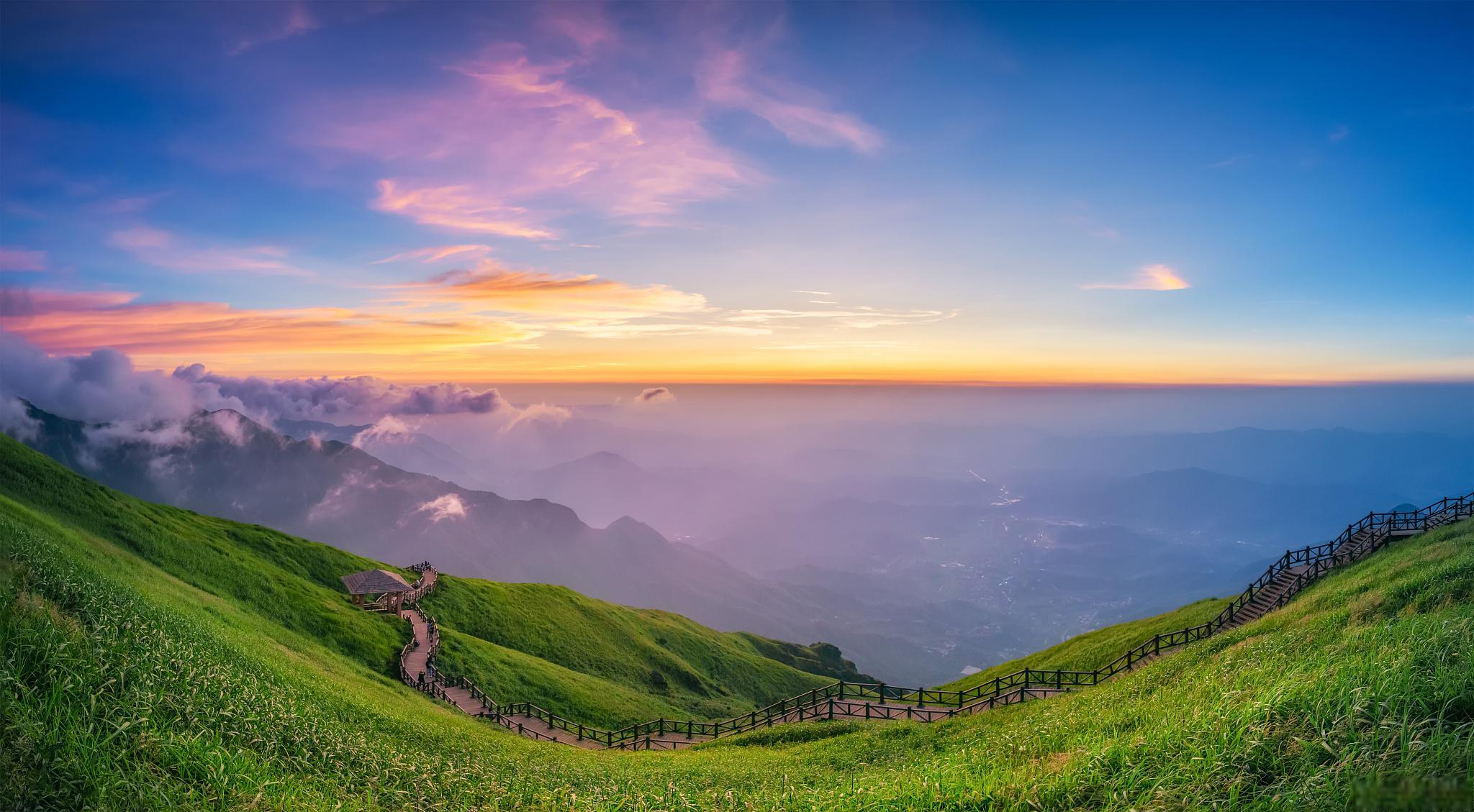 武功山旅游攻略 武功山位于中国江西省中西部,居罗霄山脉北支,山体呈