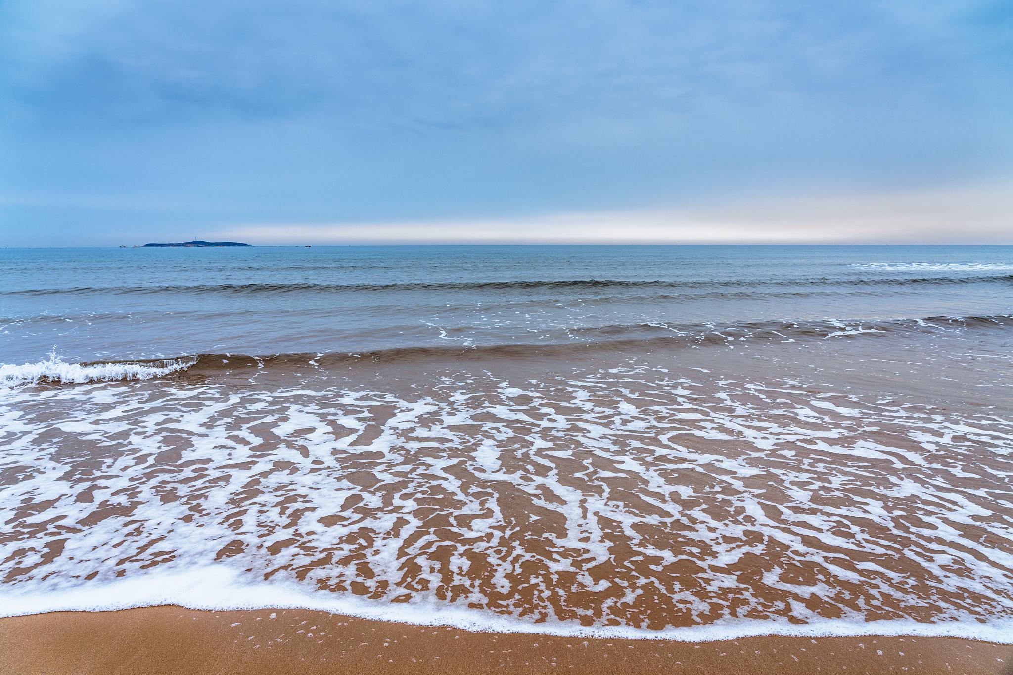白浪滩位于中国海南省三亚市,是一个备受游客青睐的海滩度假胜地