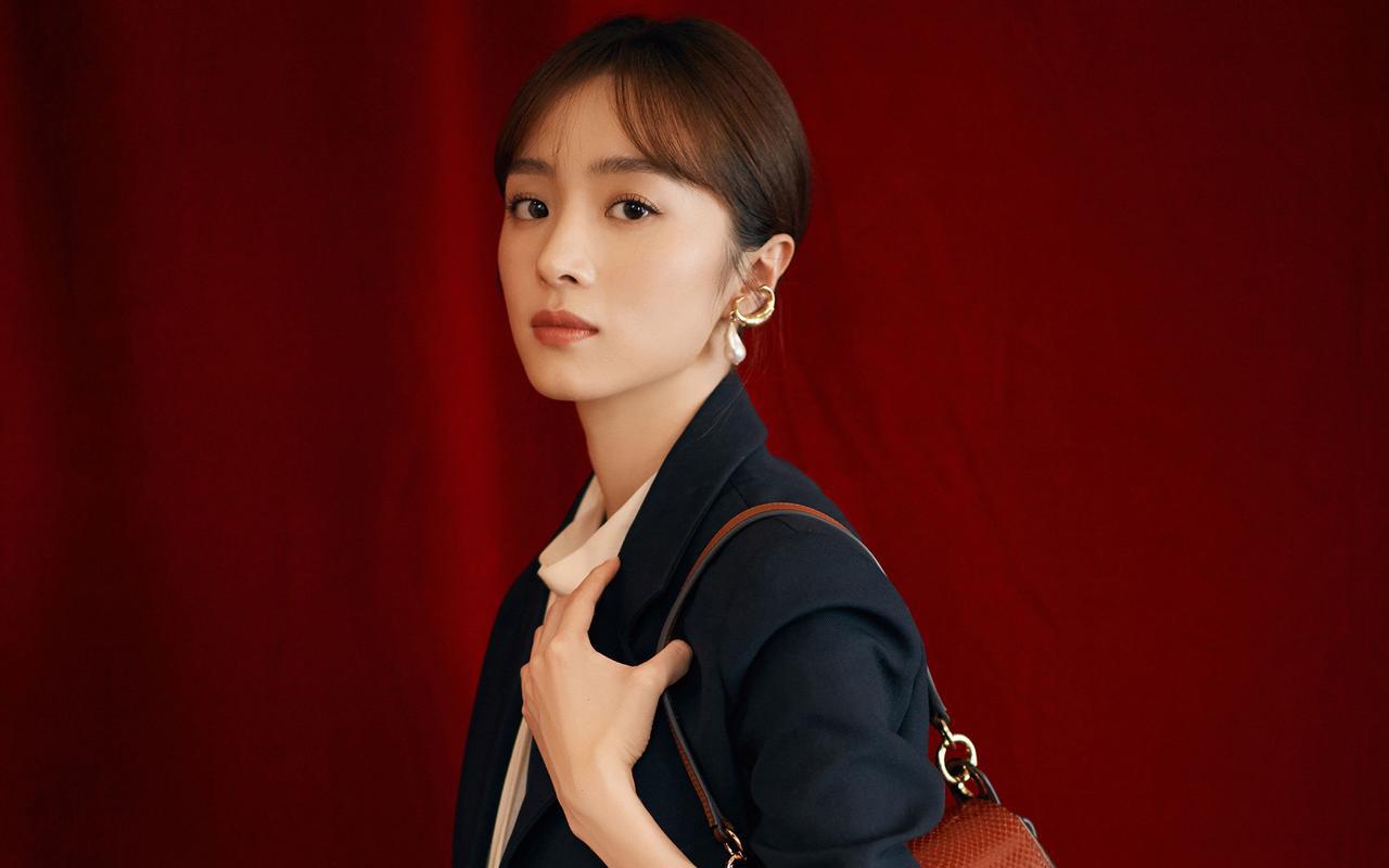 胡冰卿:唐人视线中的接班人 胡冰卿作为刘诗诗的接班人,曾因恋情争议